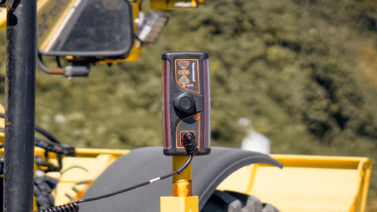 Laser receiver mounted on the grader blade mast