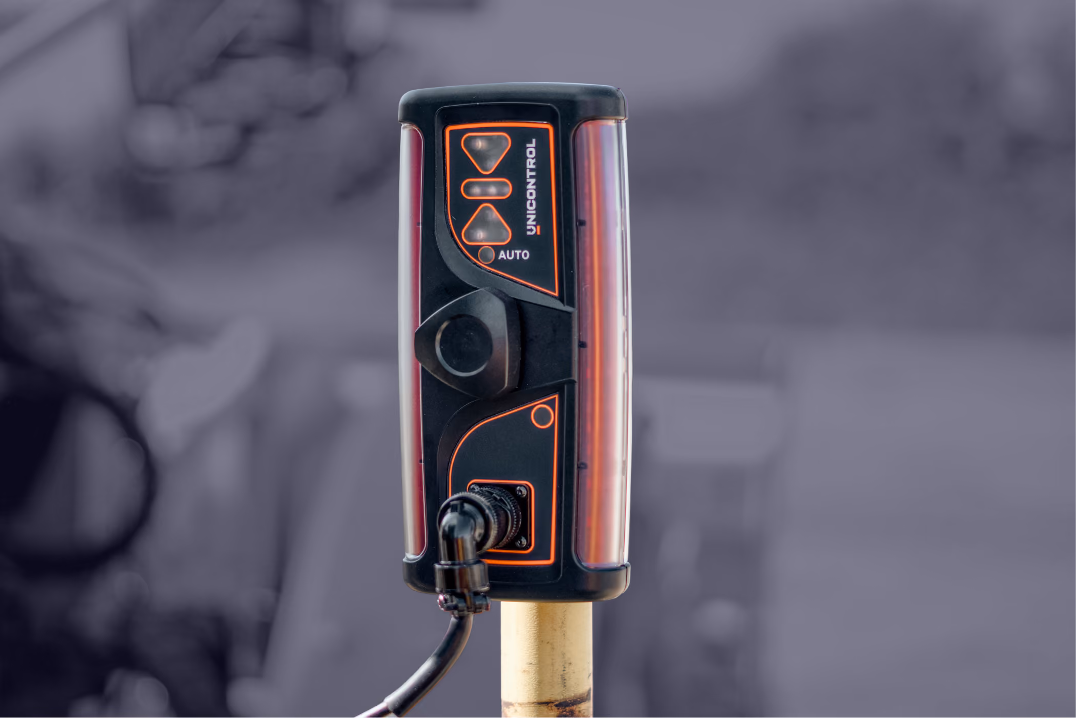Laser receiver mounted on the grader blade mast