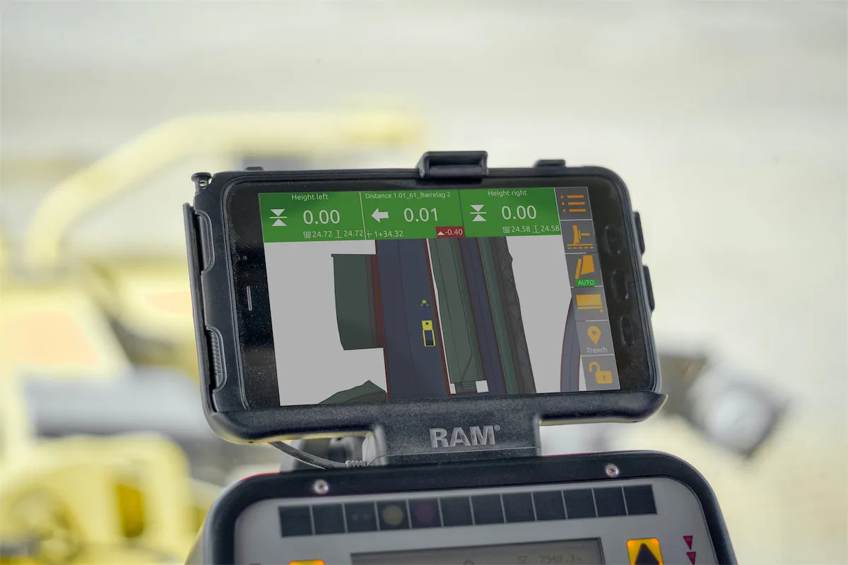 Unicontrol run screen on the tablet in the motor grader cab