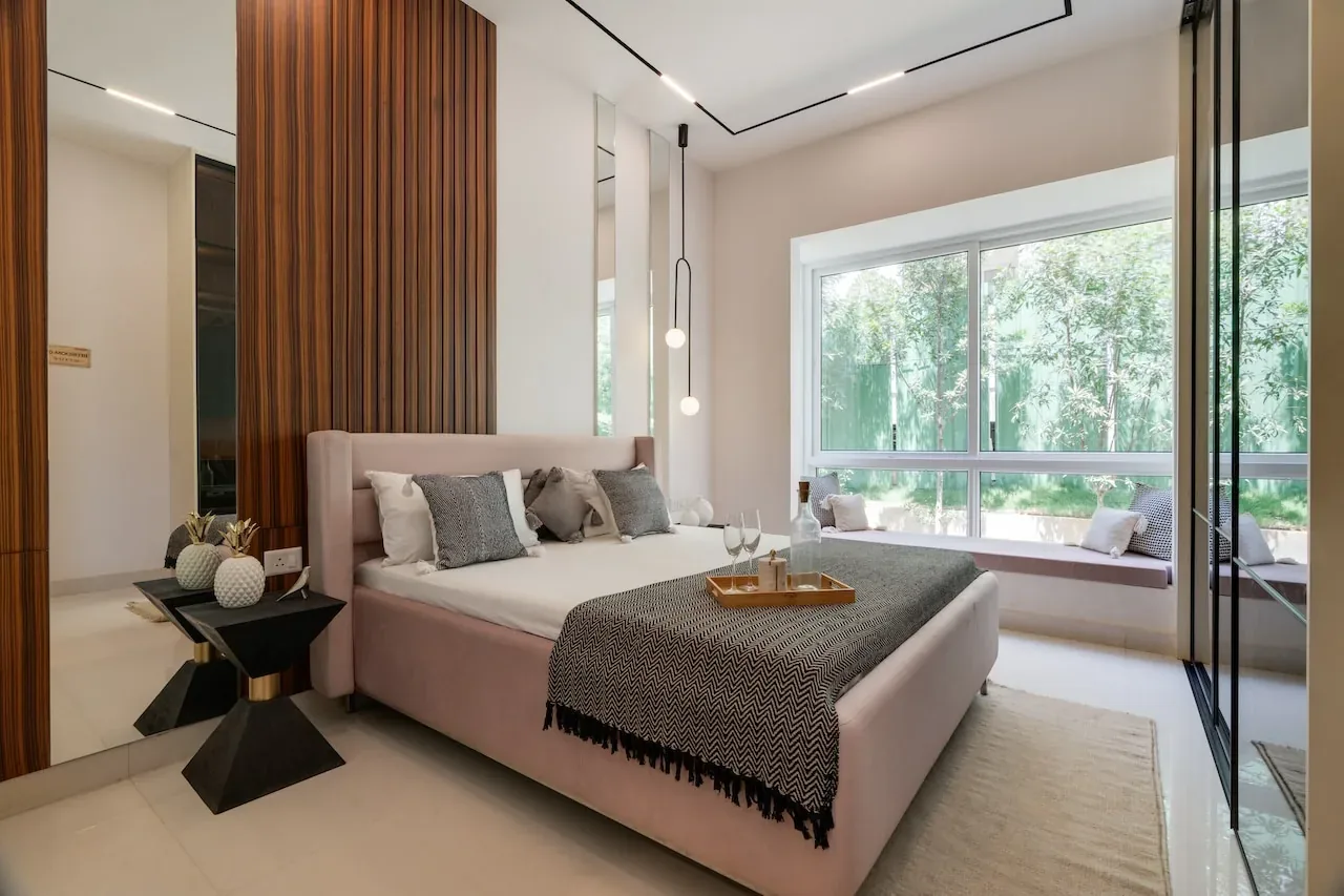 Bedroom with bay window seat in the Mahendra Arto Helix sample flat