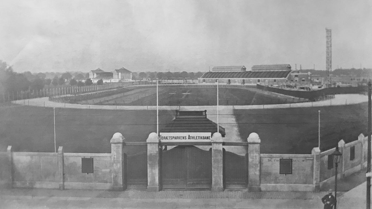 Udsigt fra Østerbrogade over Københavns Idrætspark med Atletikstadion i forgrunden