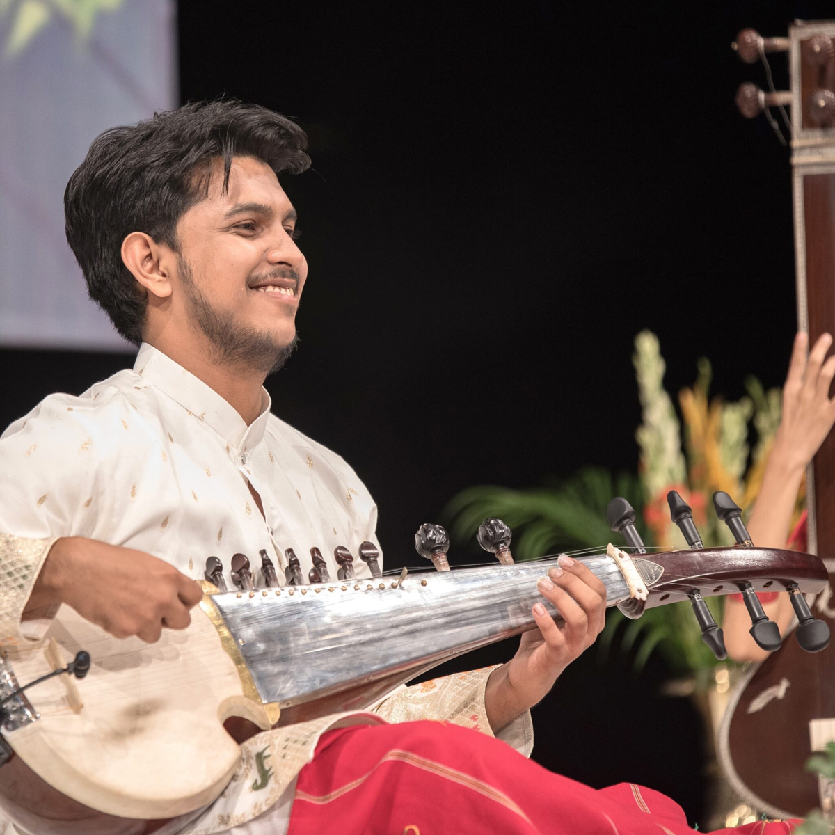 6° Concerto Serie Smeraldo | Duisburger Philharmoniker | Stefan Blunier, direttore | Kamalini Mukherji, voce | Bickram Ghosh, tablas, khol-tabla e knjeera | Swarnendu Mondal, sarod | Abhisek Mallick, sitar | Koray Berat Sari, baglama e duduk