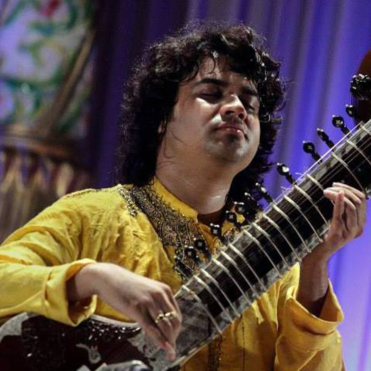 6° Concerto Serie Smeraldo | Duisburger Philharmoniker | Stefan Blunier, direttore | Kamalini Mukherji, voce | Bickram Ghosh, tablas, khol-tabla e knjeera | Swarnendu Mondal, sarod | Abhisek Mallick, sitar | Koray Berat Sari, baglama e duduk