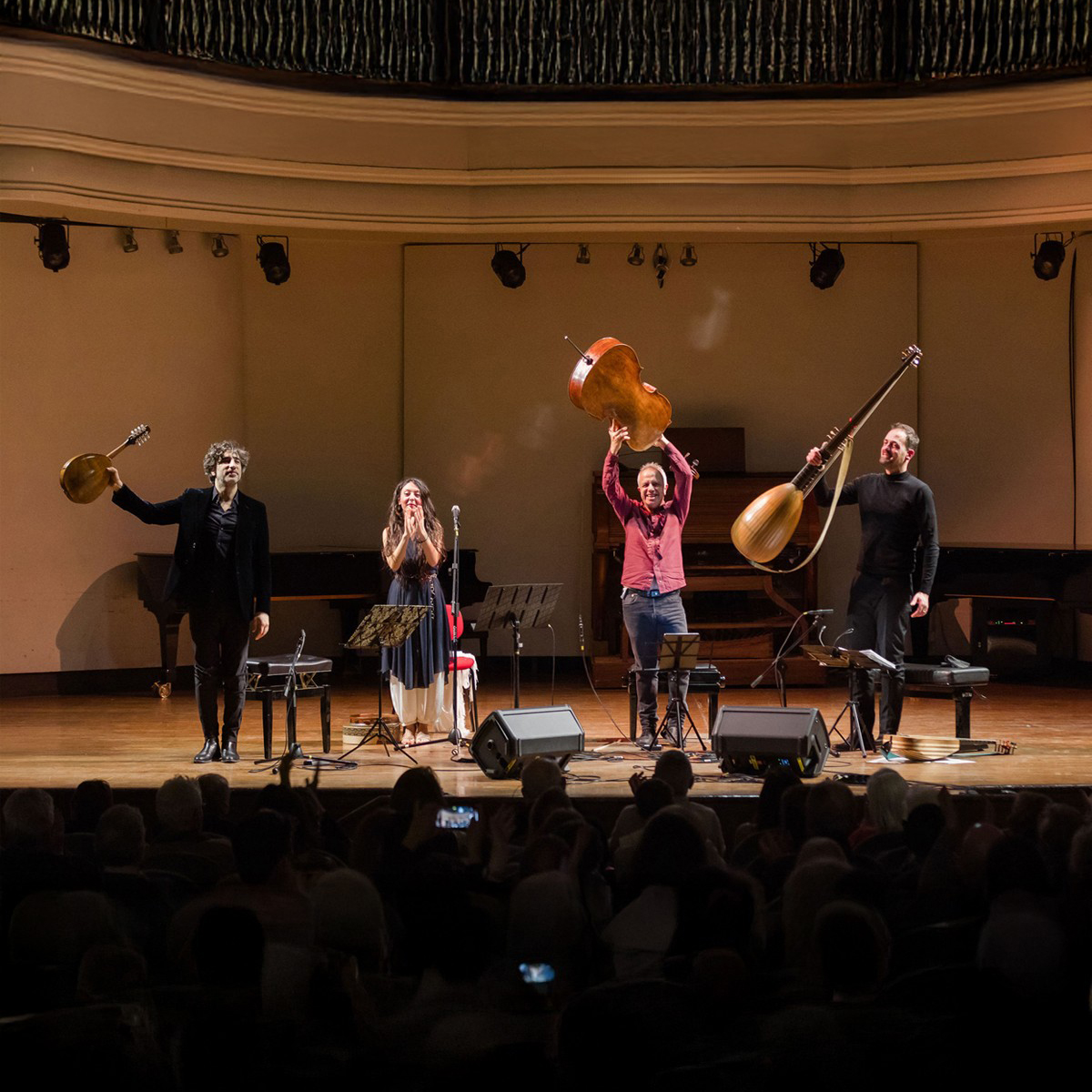 10° Concerto Serie Smeraldo | Avi Avital, mandolino | Giovanni Sollima, violoncello | Alessia Tondo, canto e tamburo | Luca Tarantino, tiorba e chitarre | “Sentieri”