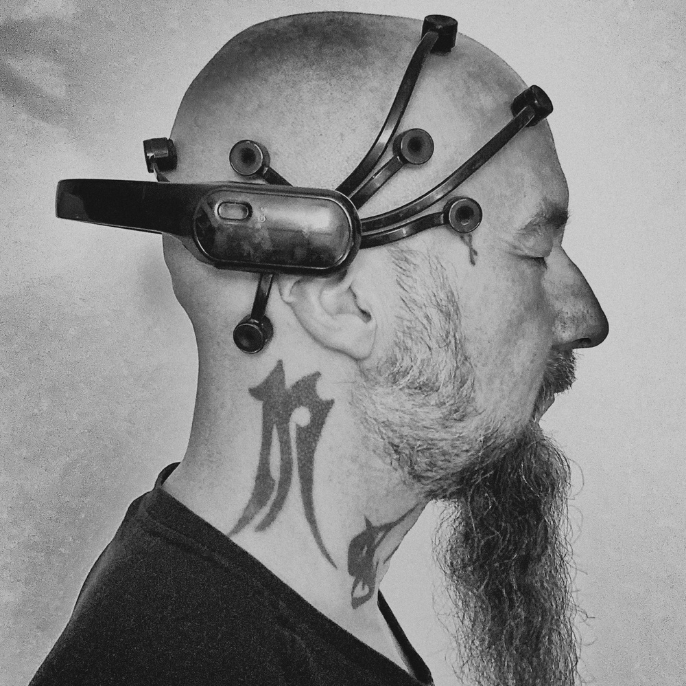 Chris Tille mit EEG-Headset bei der Aufzeichnung eines Gedankens