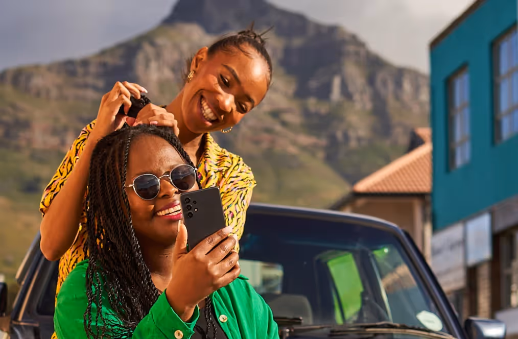 Visual representation illustrating the ease of personal transactions without a bank account on Flash Group's platform – showcasing seamless buying, paying, and sending for enhanced financial flexibility.