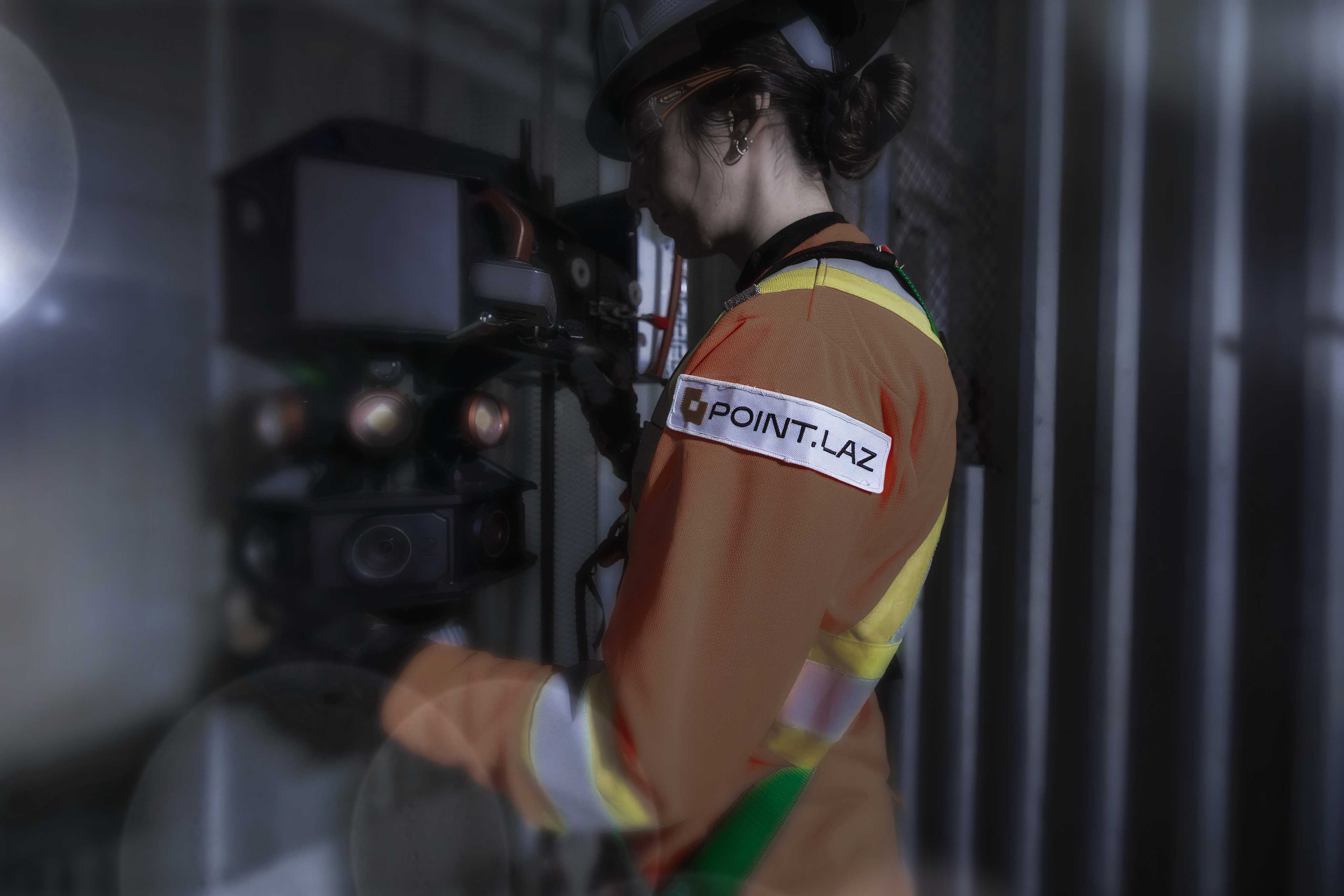 Point Laz employe attaching the Lazaruss scanner.