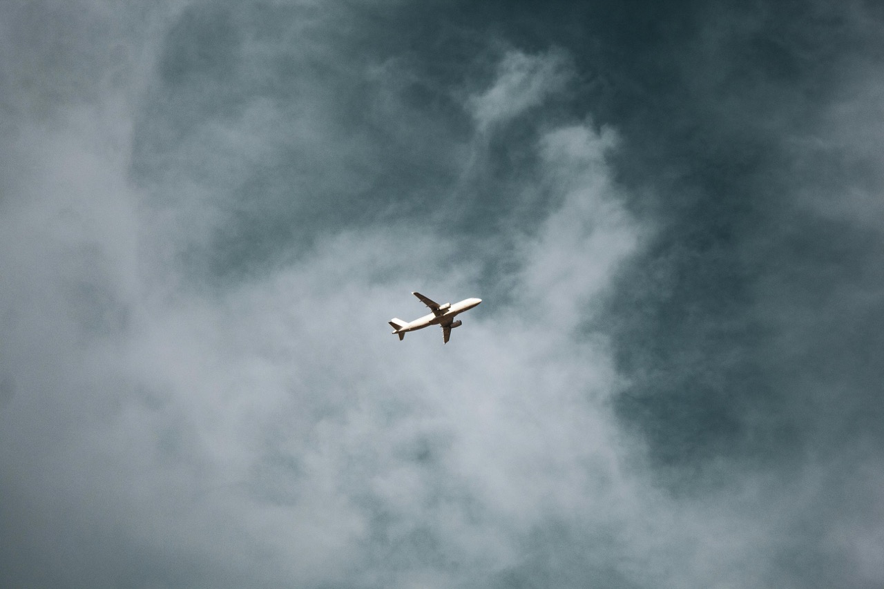 What are the Carbon Footprints of Long and Short-Haul Flights (and 7 Ways to Reduce It)