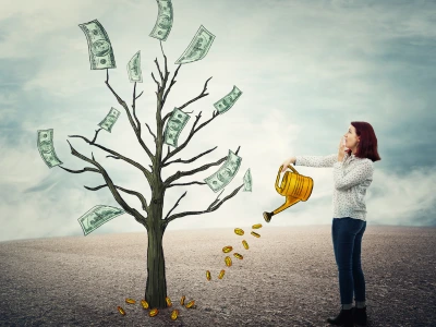 femme qui arrose un arbre avec des billets