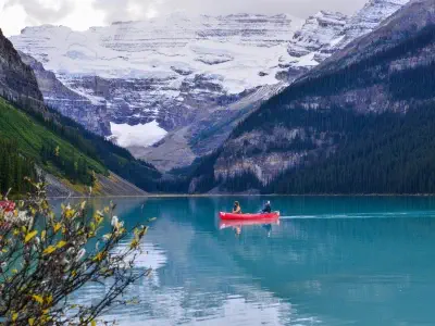 Balade en canoë sur un lac de montagne