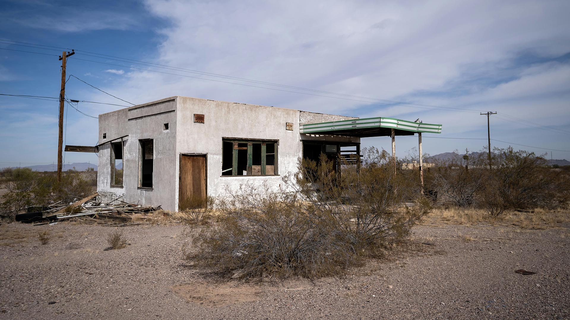 A photo of an abandoned store in the Arizona desert.