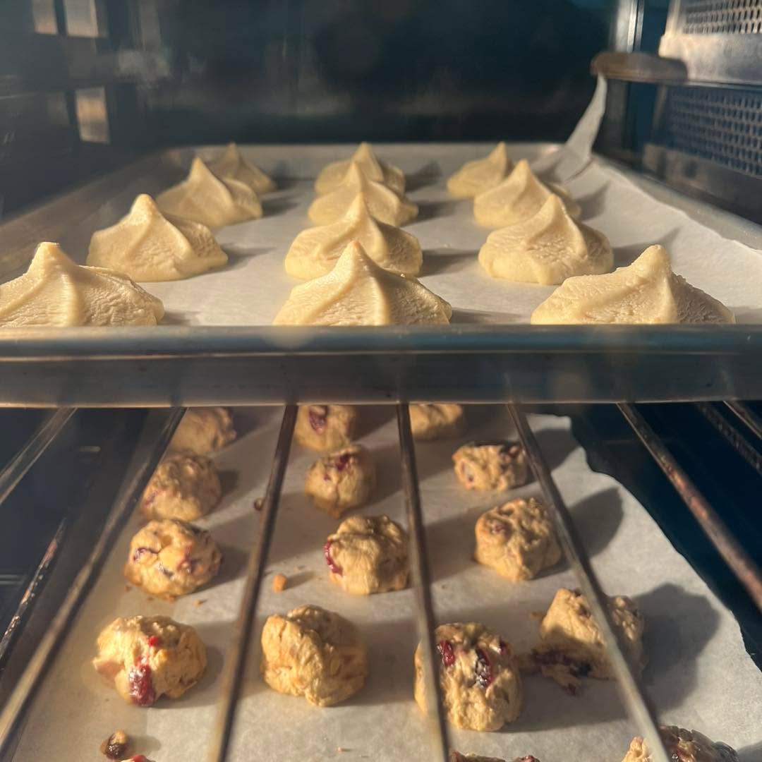 Raspberry shortbread and cranberry/oatmeal cookies in the oven today! 

#food #lakeclearlodge #adirondackalps #adirondacks #cookies #fresh #a #freshbaked