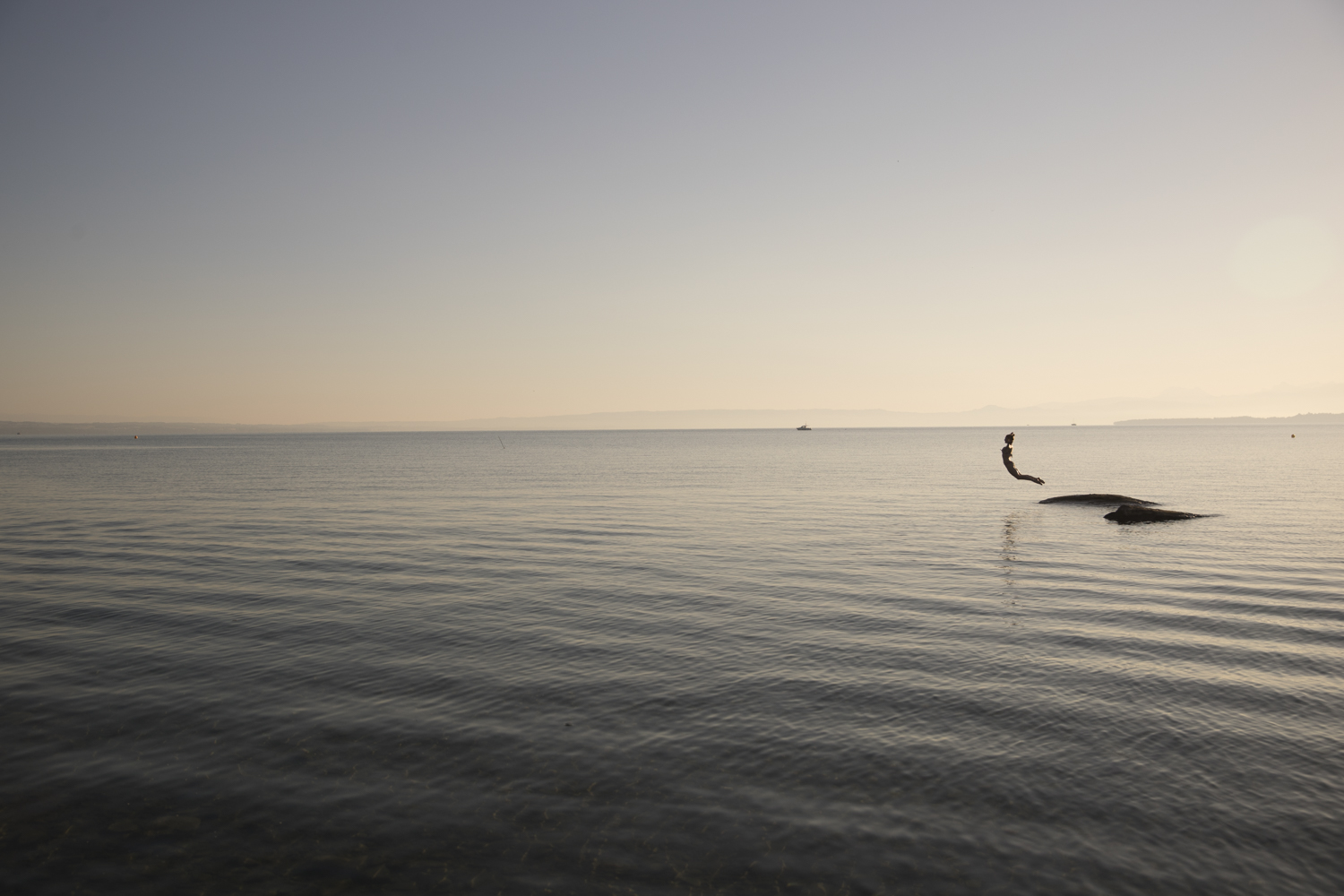 Lac Léman, plongeon dans le lac au lever du jour