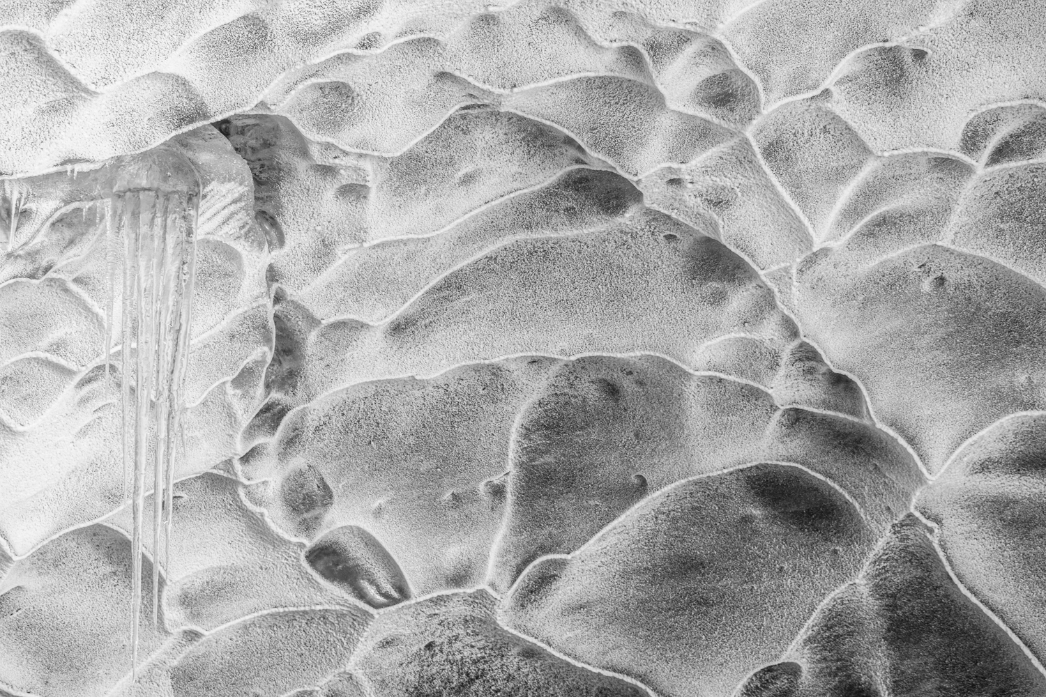 Fragments de glace brisés, lignes géométriques et contraste noir et blanc EN : Broken ice fragments with geometric lines and black-and-white contrast