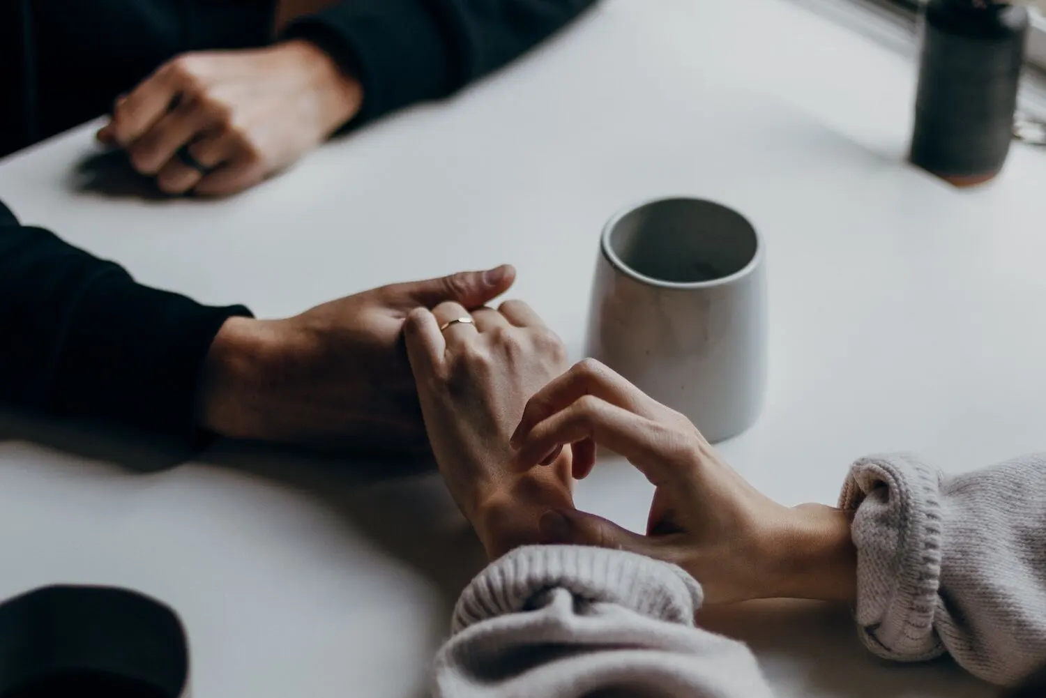 Zeigen Sie verständnis bei einen aggressiven depressiven Partner
