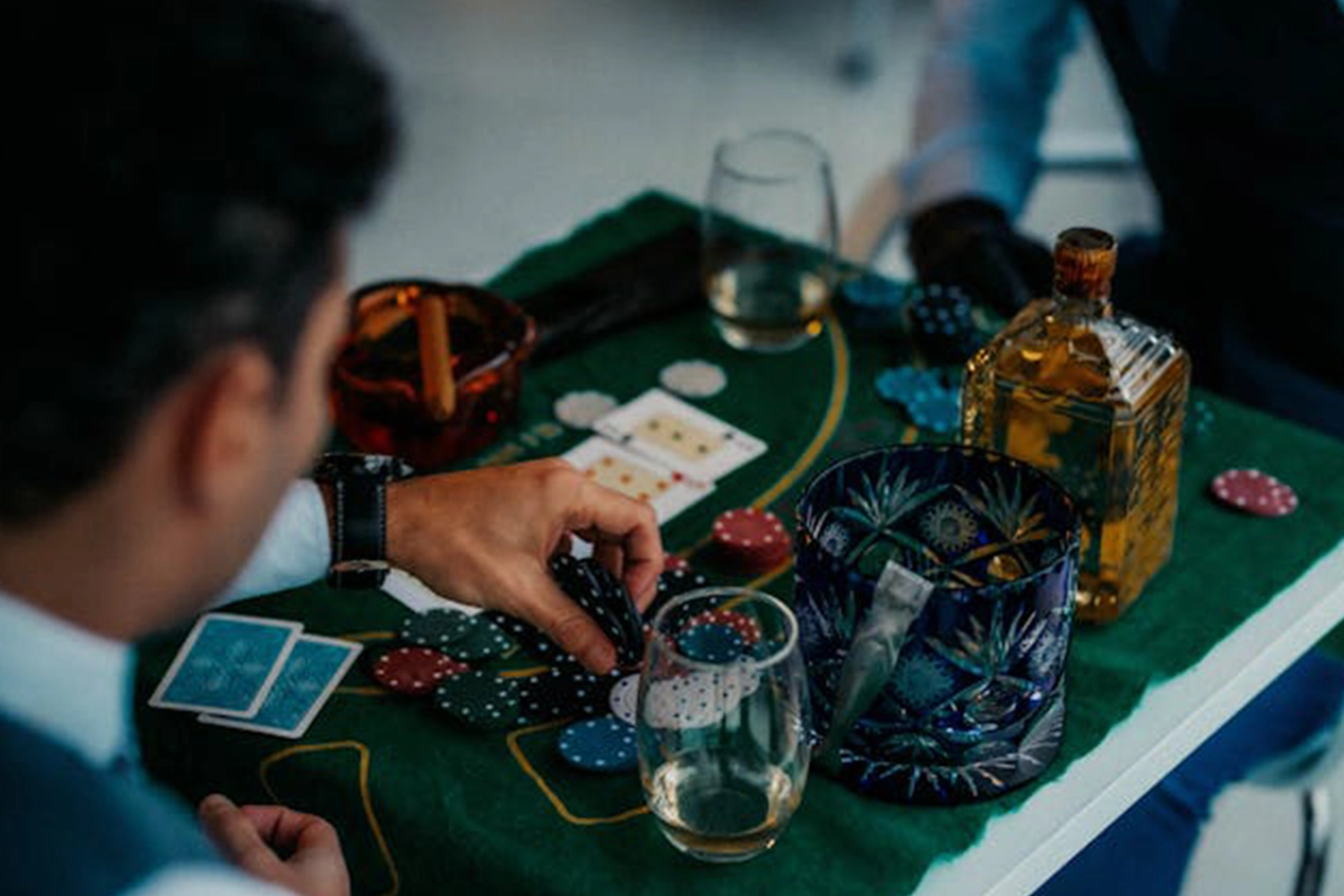 Süchte, wie beispielsweise nach Alkohol, können ebenfalls zu Aggression führen