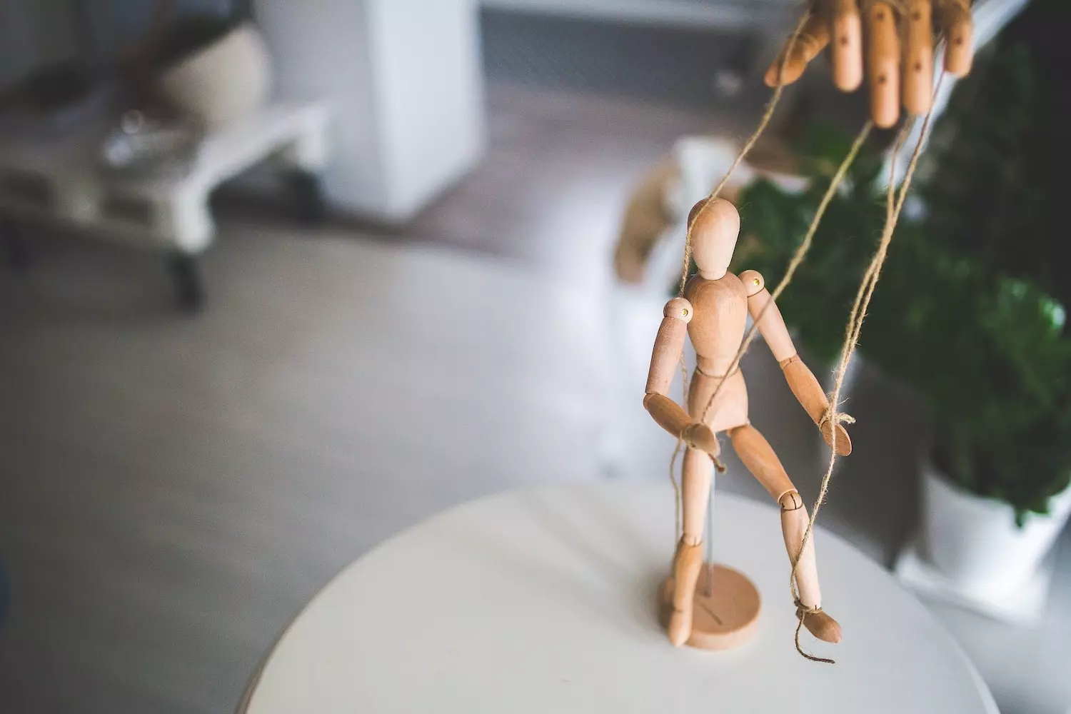 Wie eine Figur an Fäden: An einem übermäßigen Kontrollbedürfnis kann man Choleriker erkennen