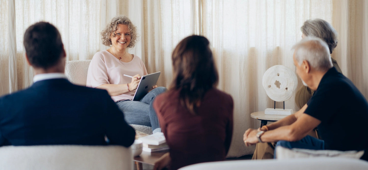 Eine Wut-Therapie kann als Gruppe gemeinsam mit einer Therapeutin stattfinden