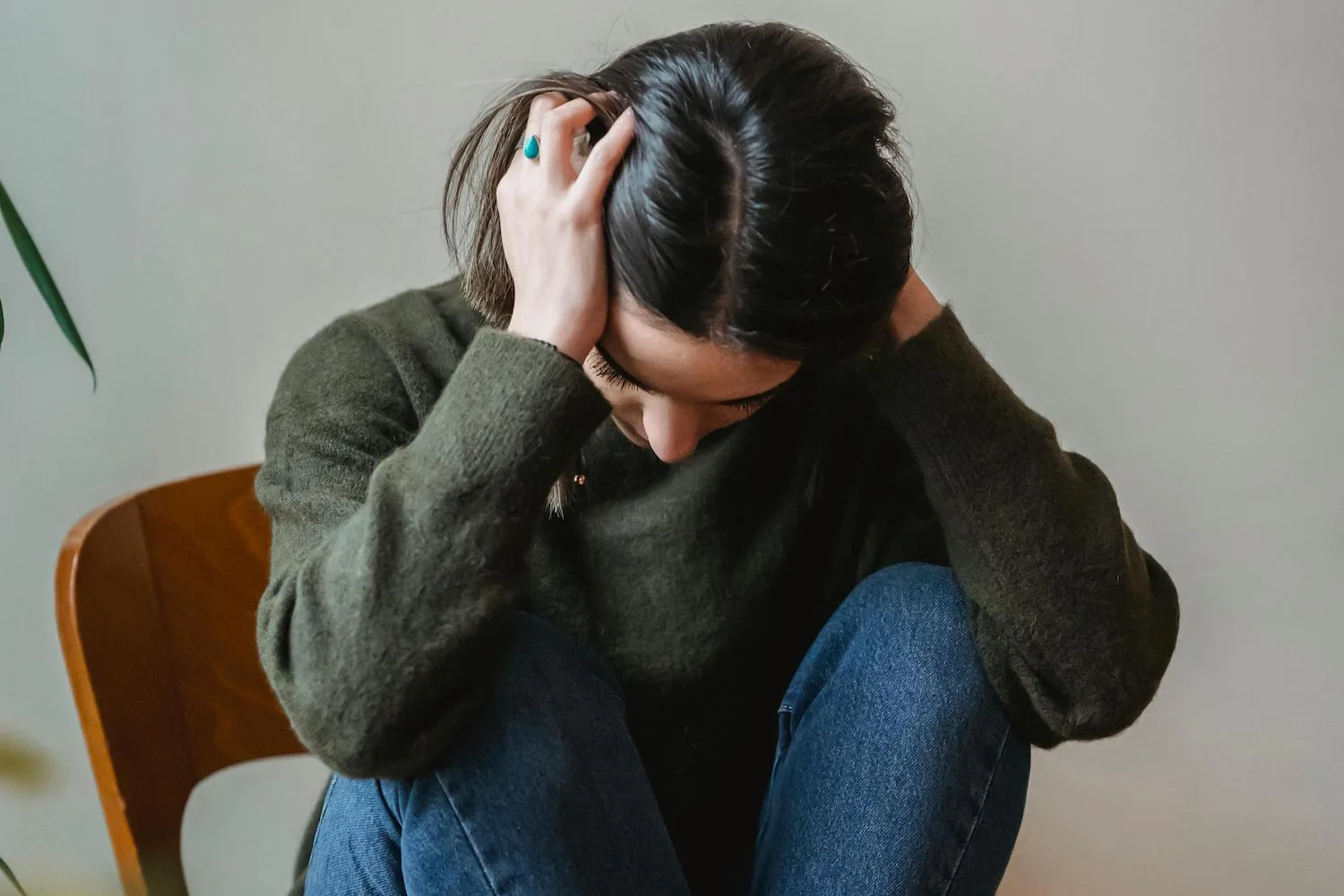 Traurigkeit, wie die Frau auf dem Bild verspürt, ist eine sogenannte primäre Emotion