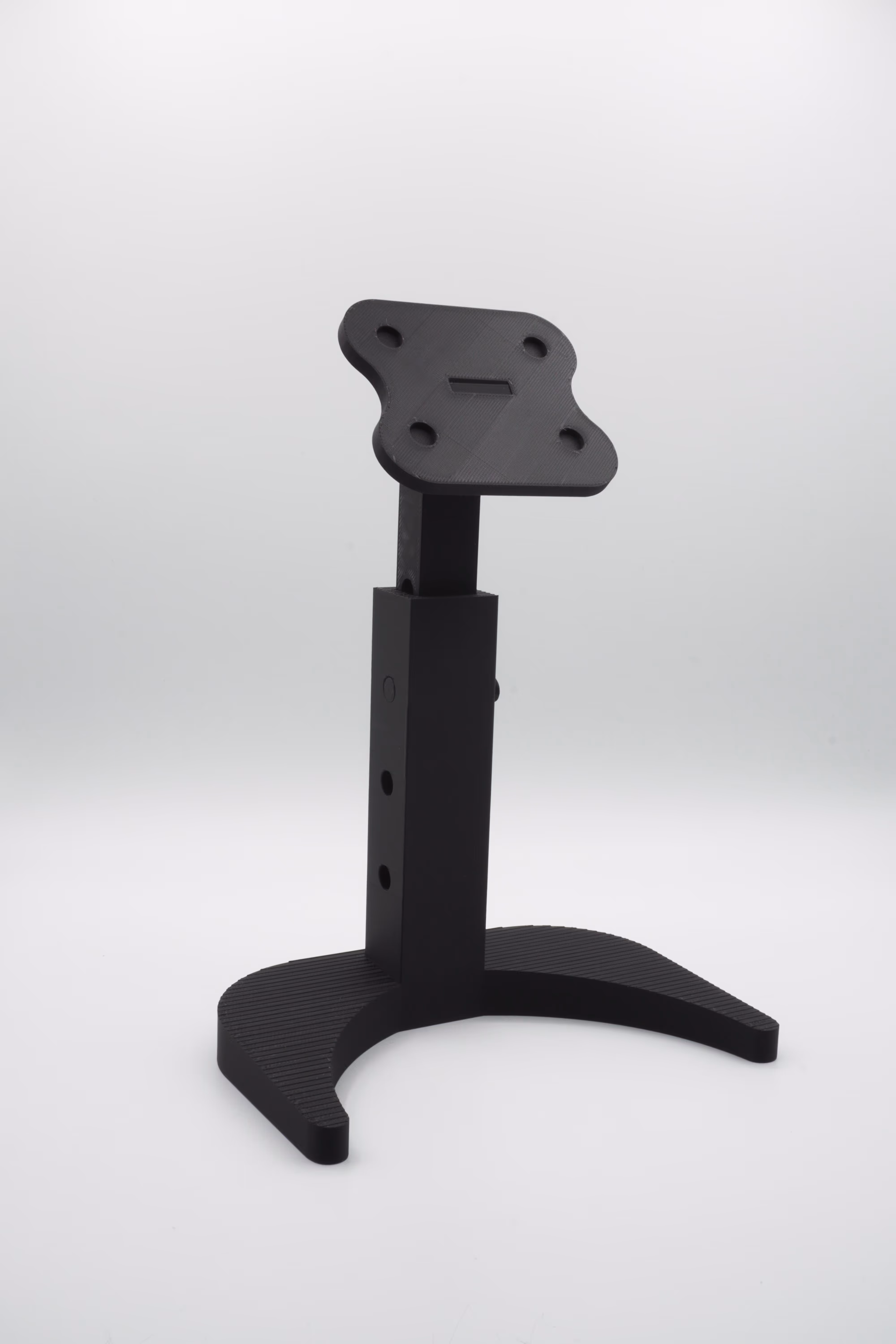 Zwarte 3D-print van tablet houder op witte achtergrond