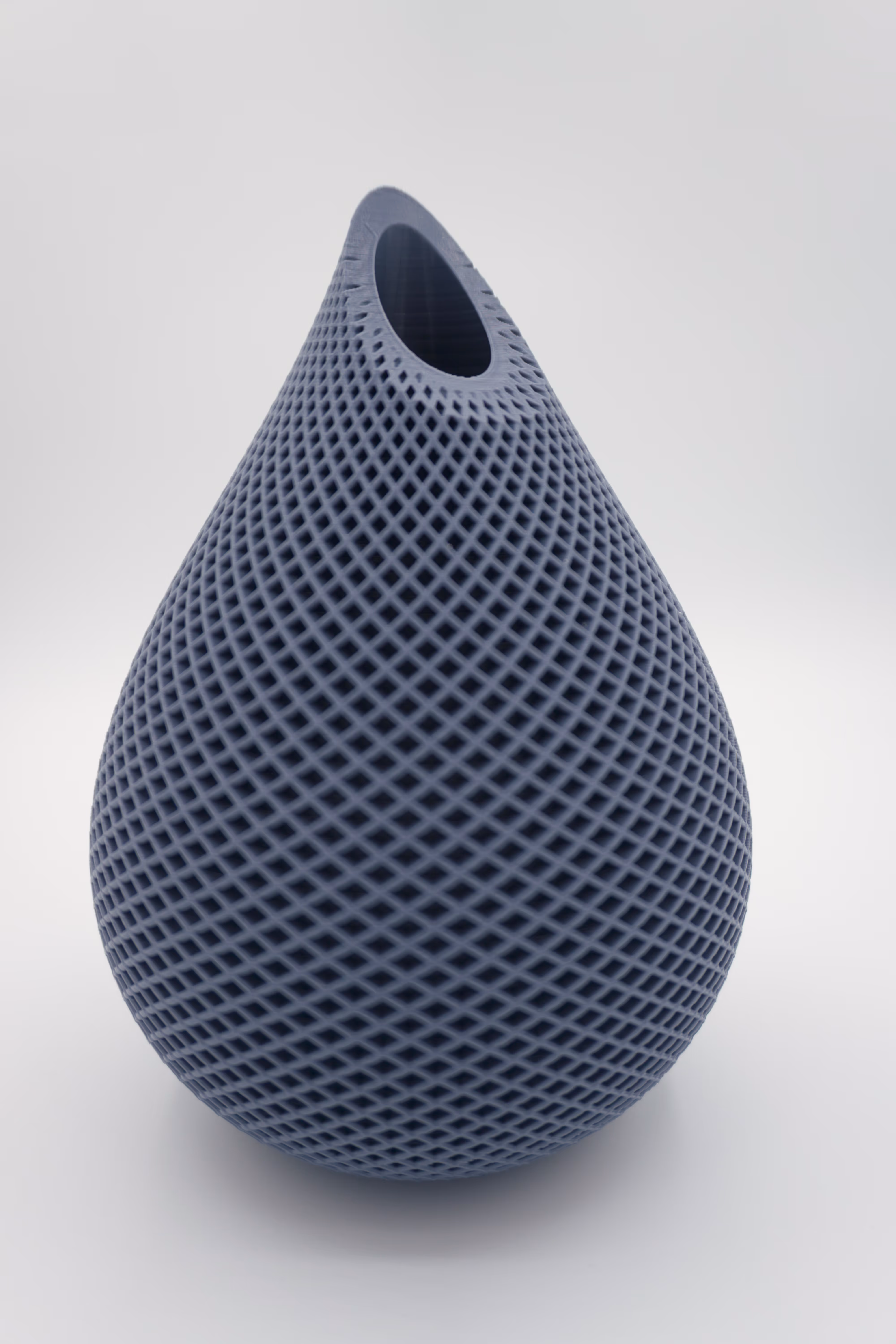 Grijze 3D-print van een vaas op een witte achtergrond