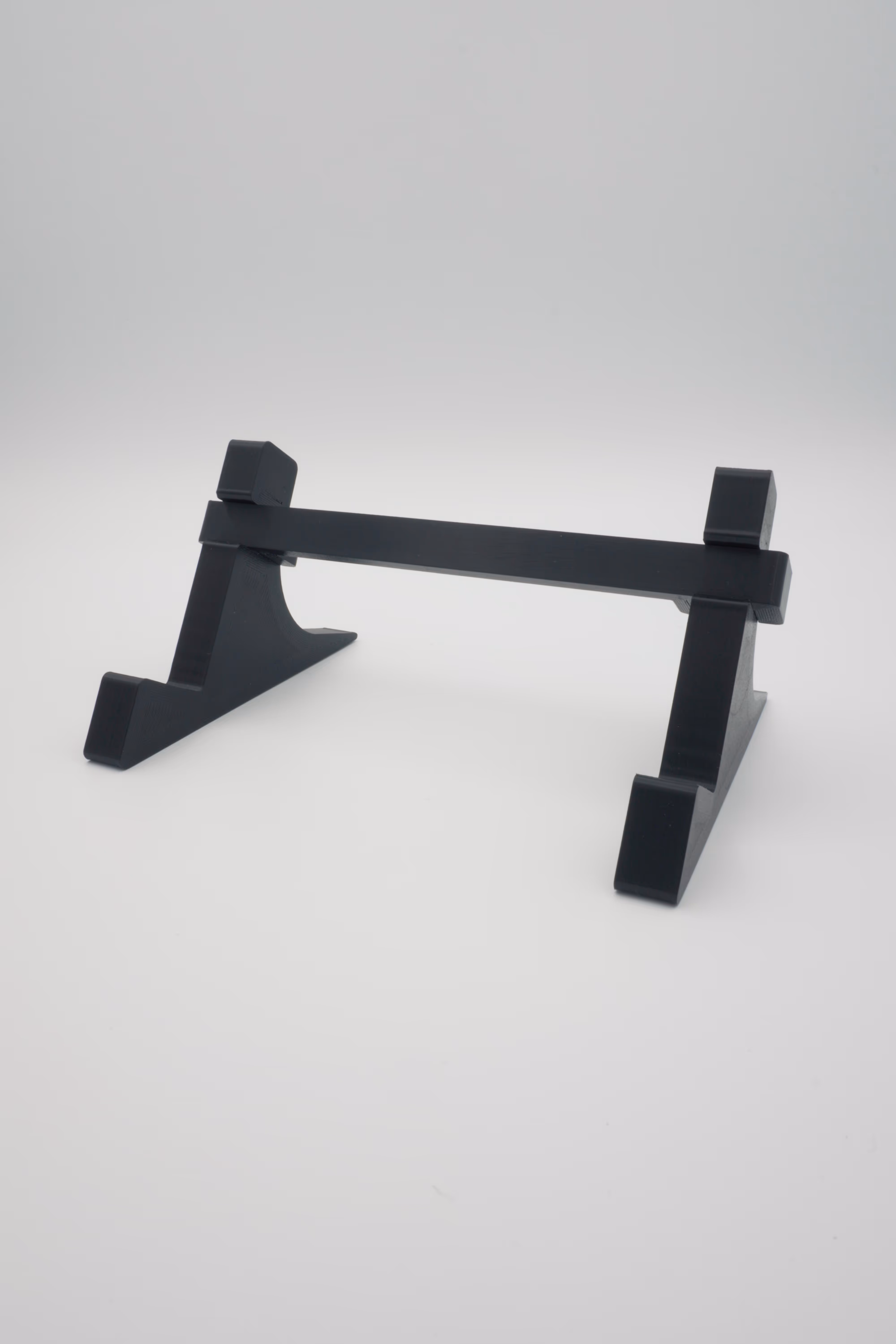 Zwart 3D-geprint onderdeel van een toetsenbordhouder