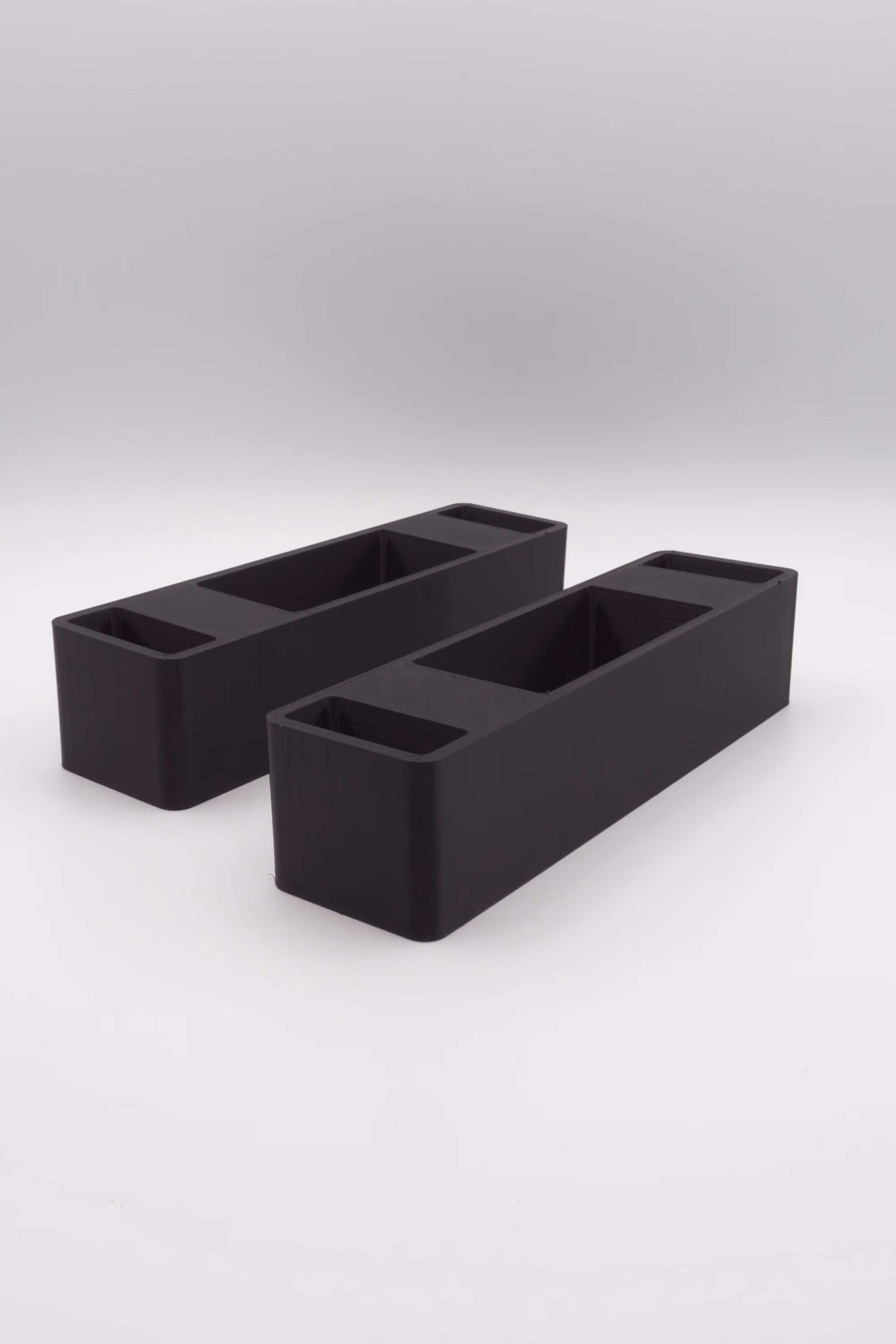 Zwart 3D-geprint rechthoekig blok met drie open compartimenten