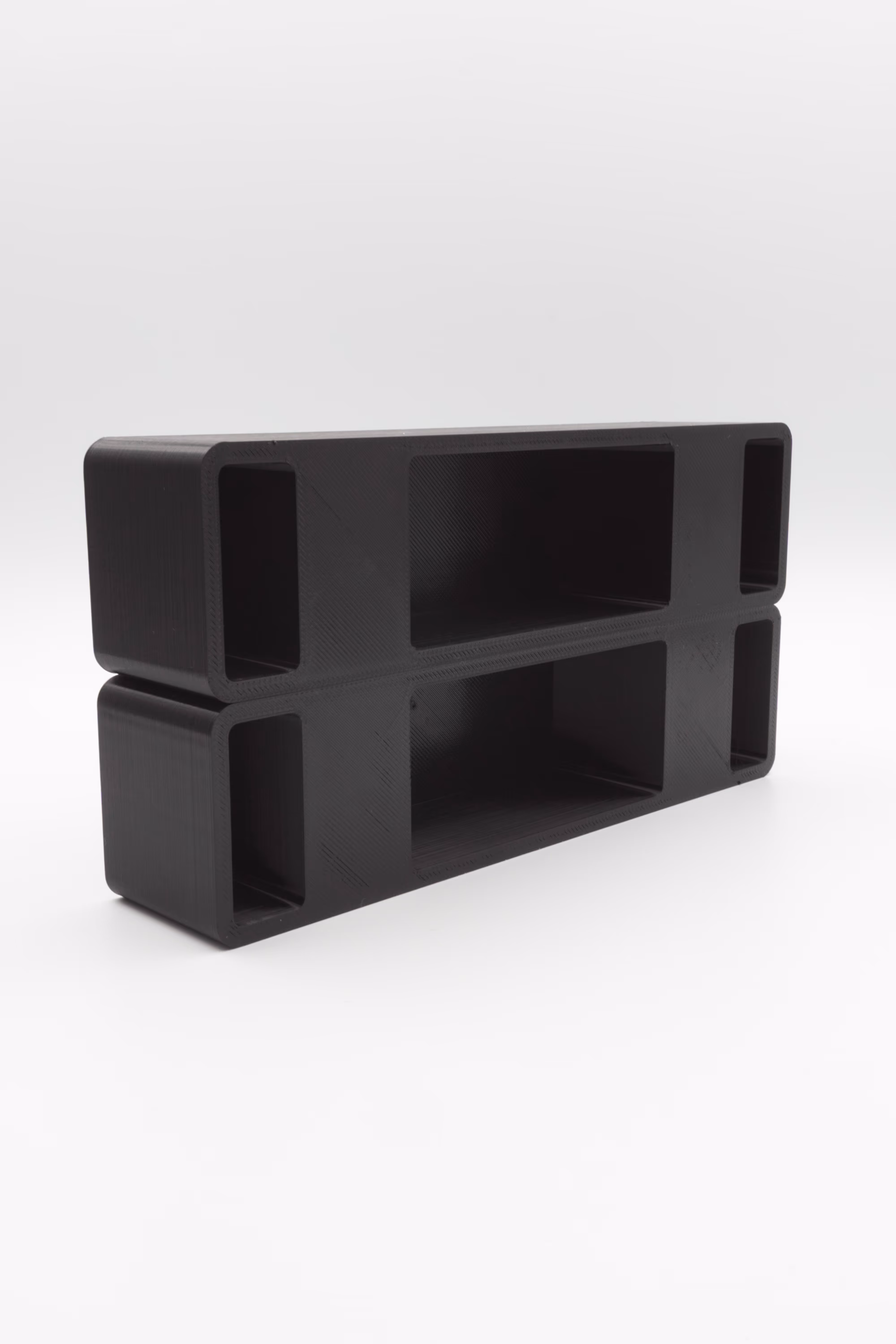 Zwart 3D-geprint rechthoekig blok met drie open compartimenten