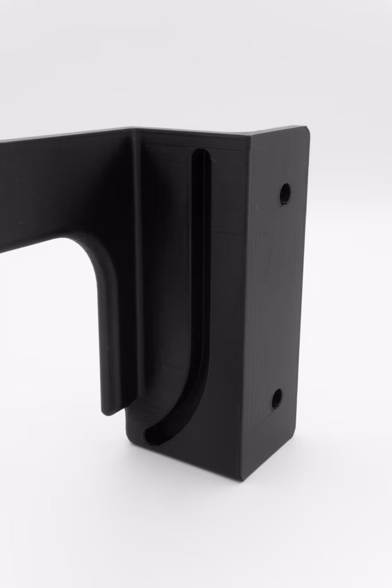 Zwart 3D-geprint model voor wandmontage op witte achtergrond