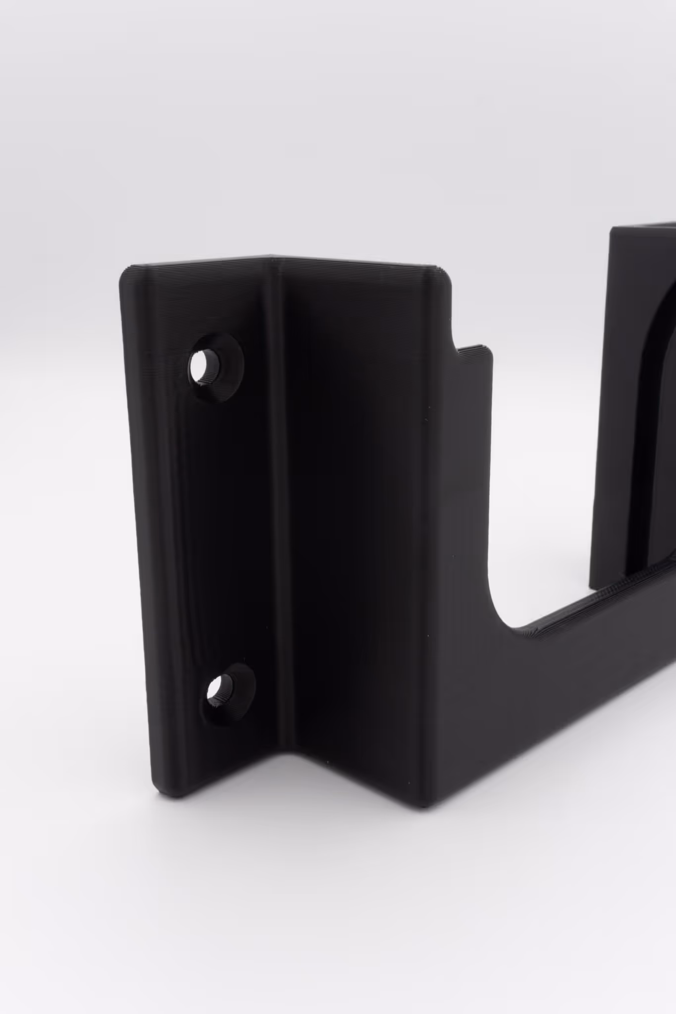Zwart 3D-geprint model voor wandmontage op witte achtergrond