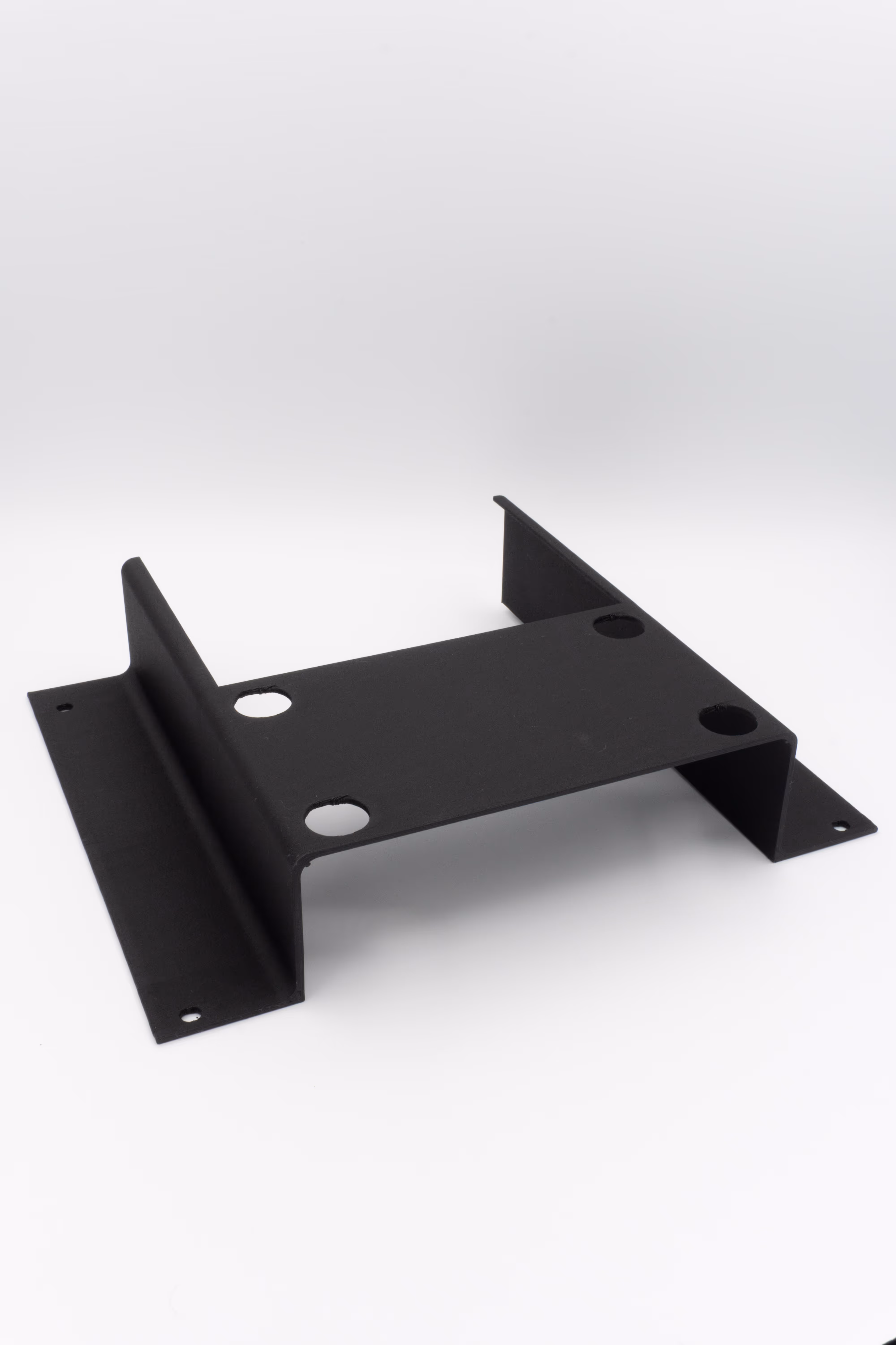 Zwart 3D-geprint model voor wandmontage op witte achtergrond