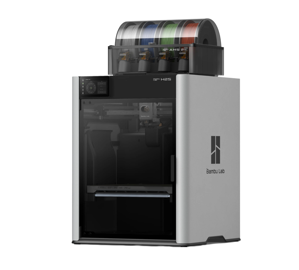 3D-printer met gesloten glazen deur en vier filamentspoelen in verschillende kleuren bovenop.