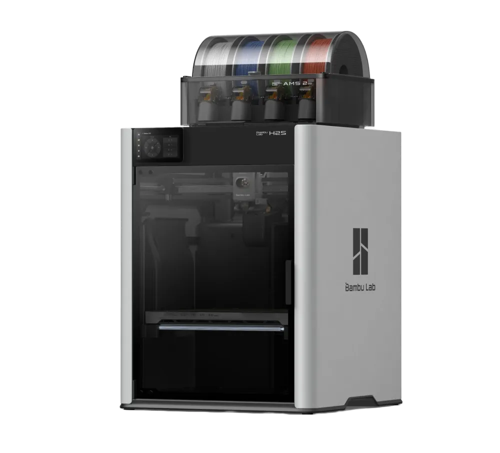 3D-printer met gesloten glazen deur en vier filamentspoelen in verschillende kleuren bovenop.