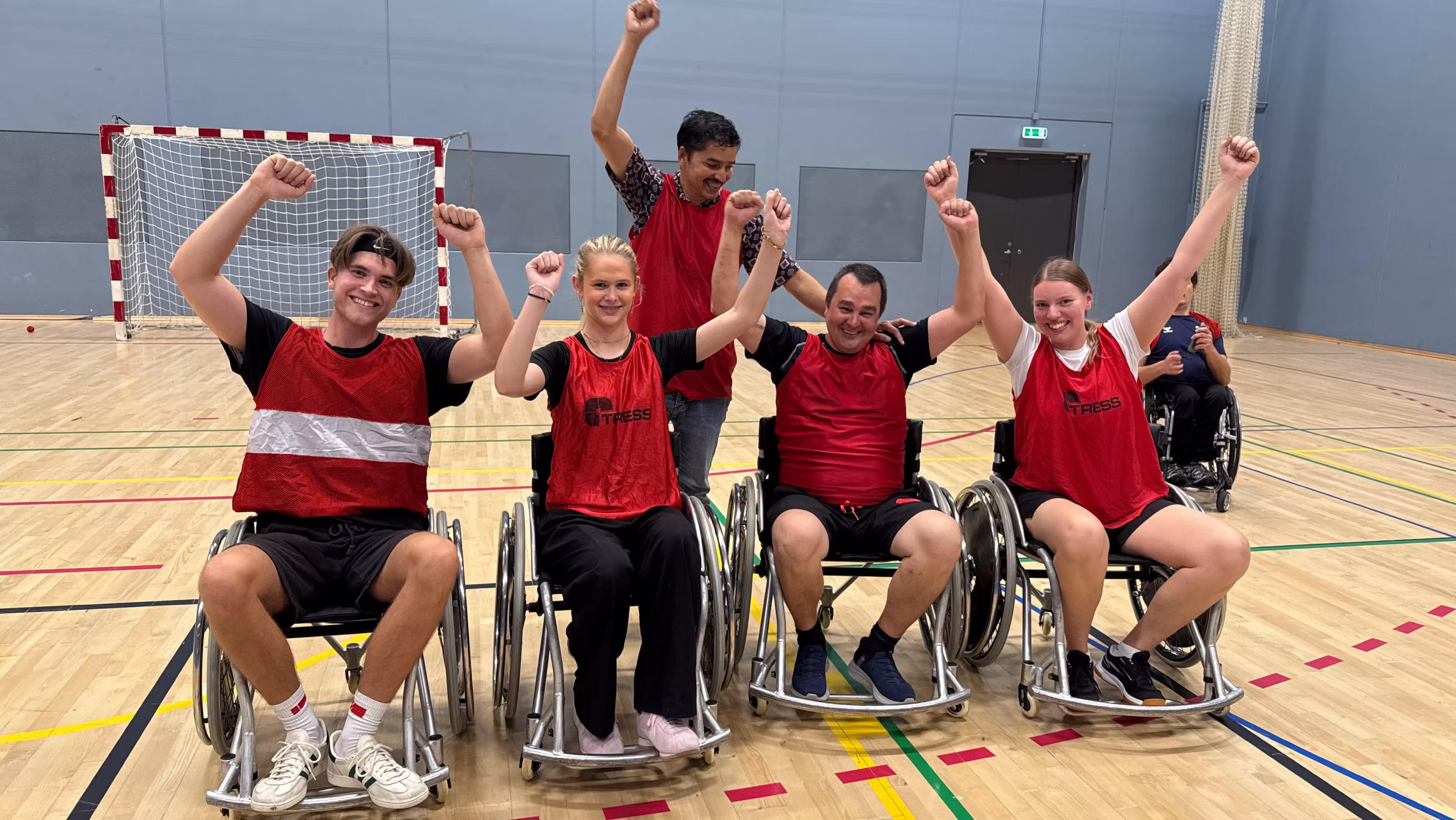 Holdfoto af 4 deltagere i Kørestolsbasket i Idrættens Hus Teambuilding