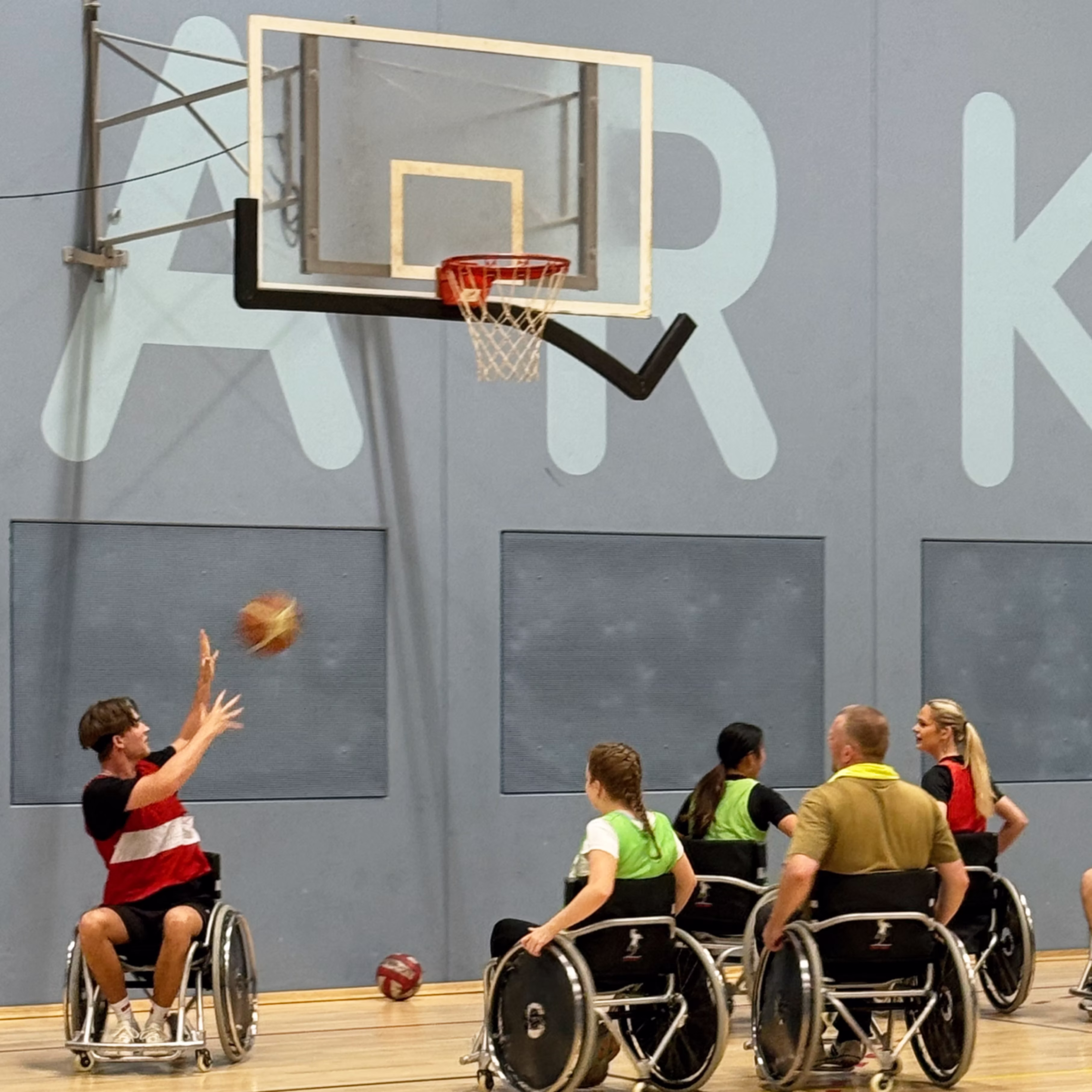 2 Hold spiller kørestolsbasket. Spiller kaster bold mod kurven