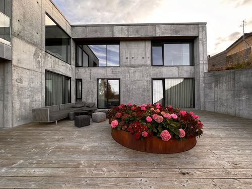 Hausbau in Dänemark: Dänischer Sichtbeton trifft Cortenstahl