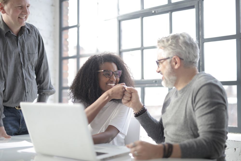 Worden er nog handen geschud?