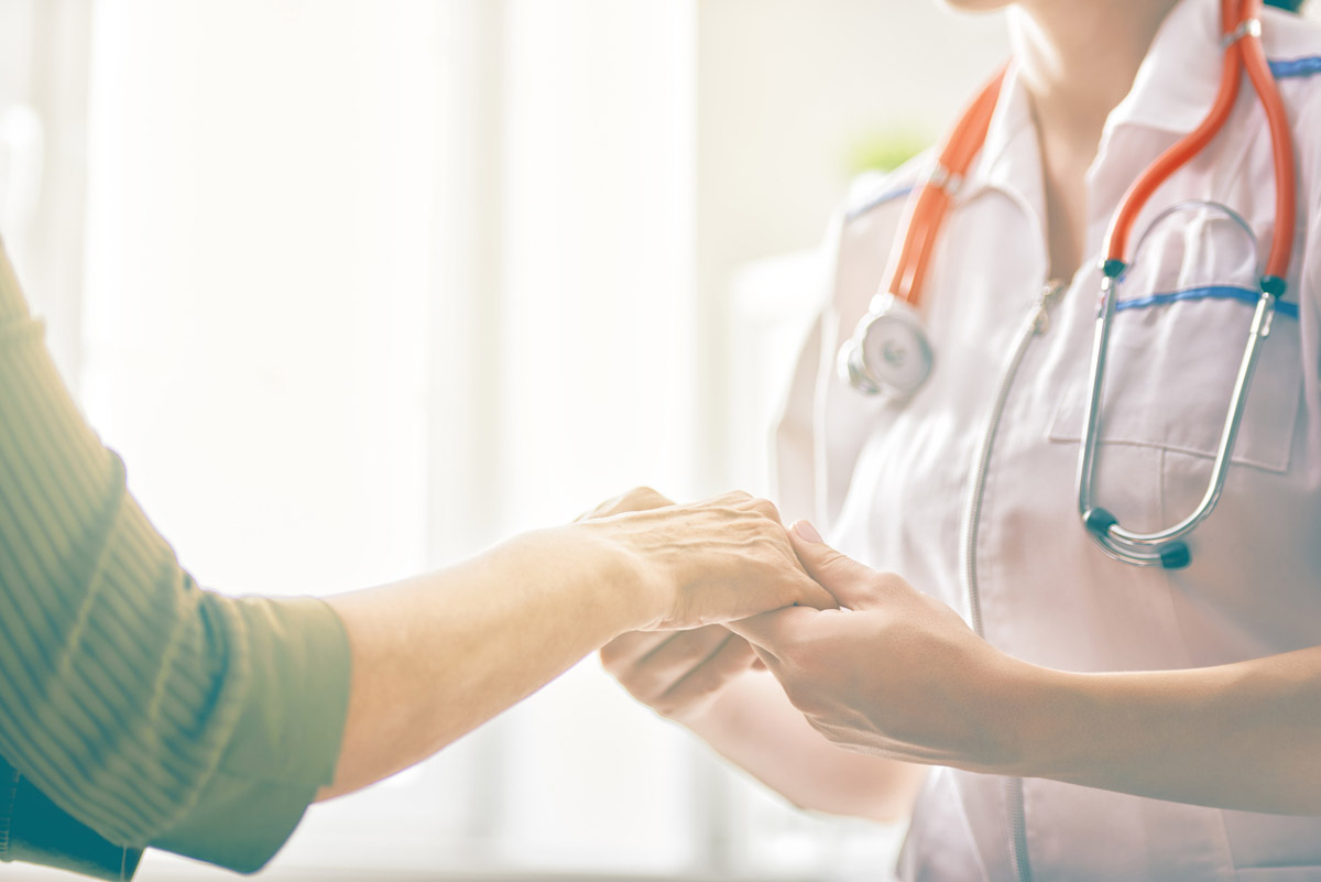 A patient goes to her pharmacist for health advice.