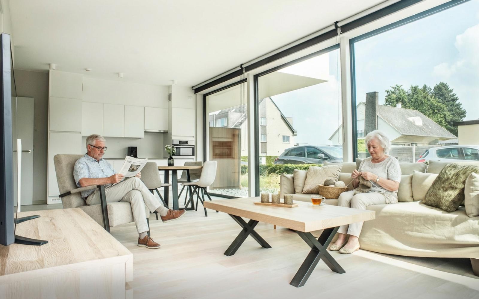 Älteres Paar in moderner Wohnung