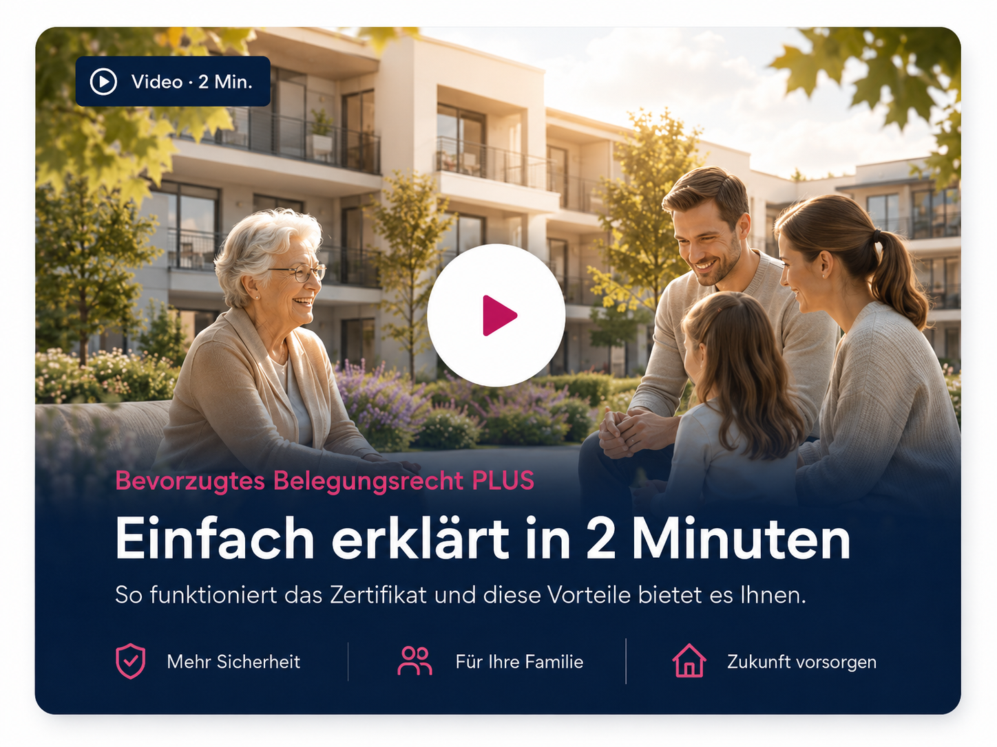 Älteres Paar sitzt in einem modernen, hellen Wohnraum an einem Holztisch und spricht entspannt mit einem Berater über Unterlagen.