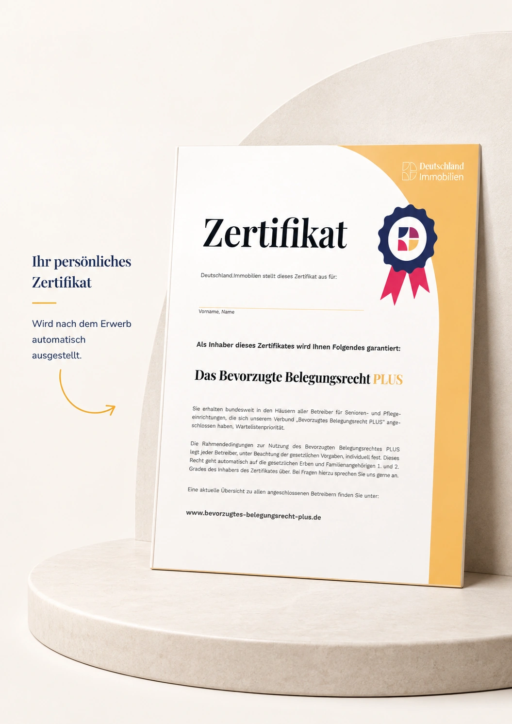 A4-Zertifikat von Deutschland.Immobilien zum Bevorzugten Belegungsrecht PLUS, hochwertig auf einem hellen Podest inszeniert.