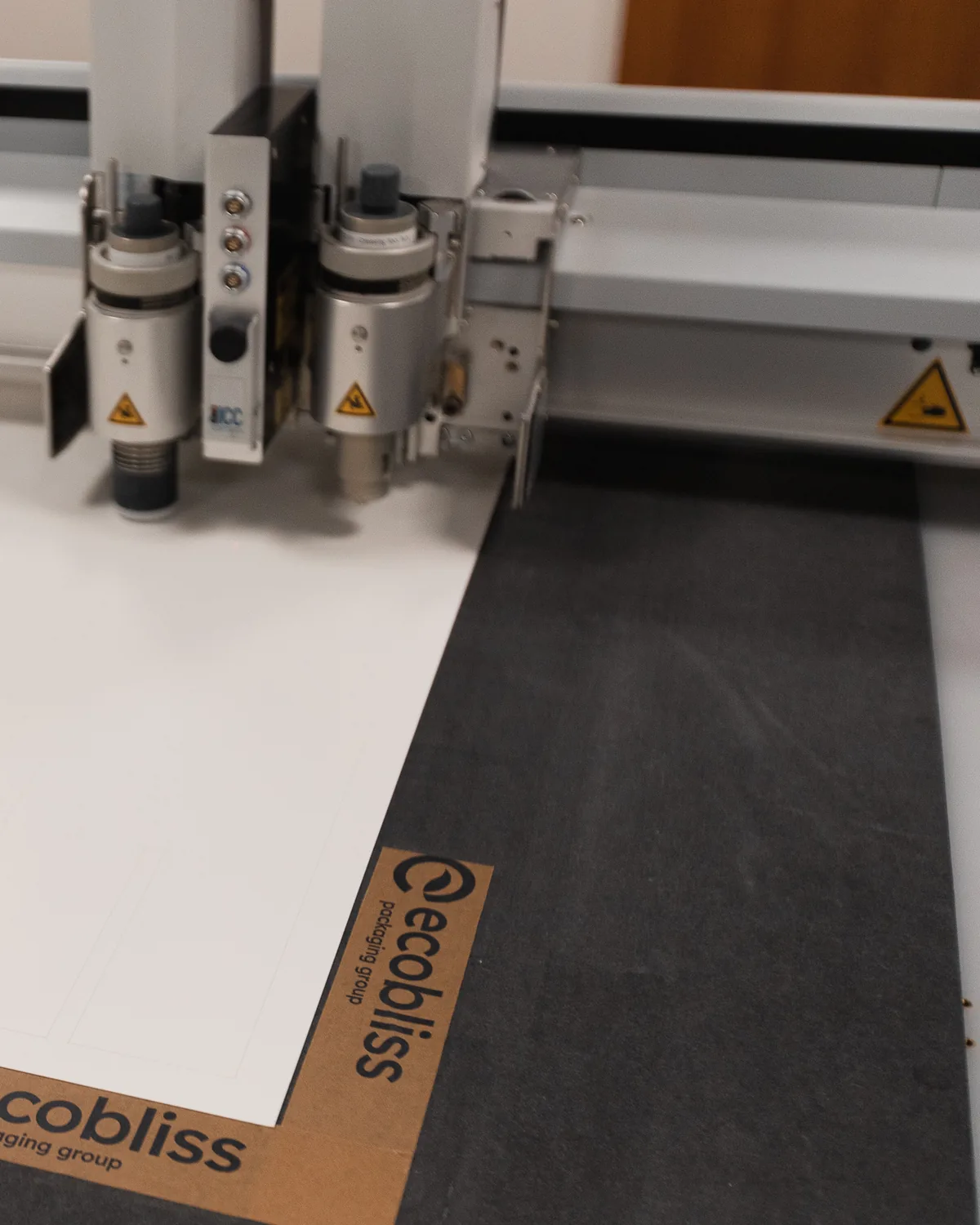 Close-up of a digital cutting table with a prepared board and an Ecobliss marker