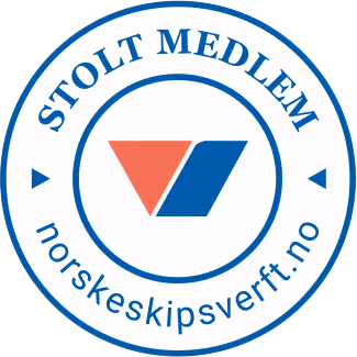 Logo med teksten 'Stolt Medlem' og 'norskeskipsverft.no' rundt et symbol med rødt og blått element.
