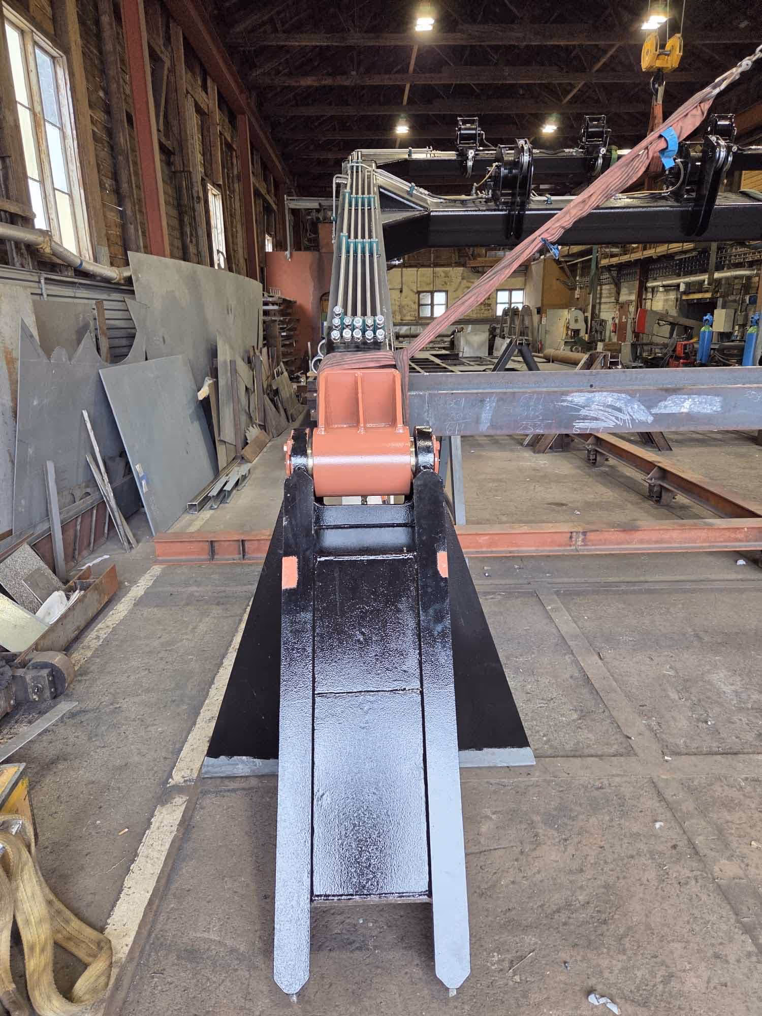 Mekaniske komponenter til A-rammen for brønnbåten Selma under montering i verkstedhall.