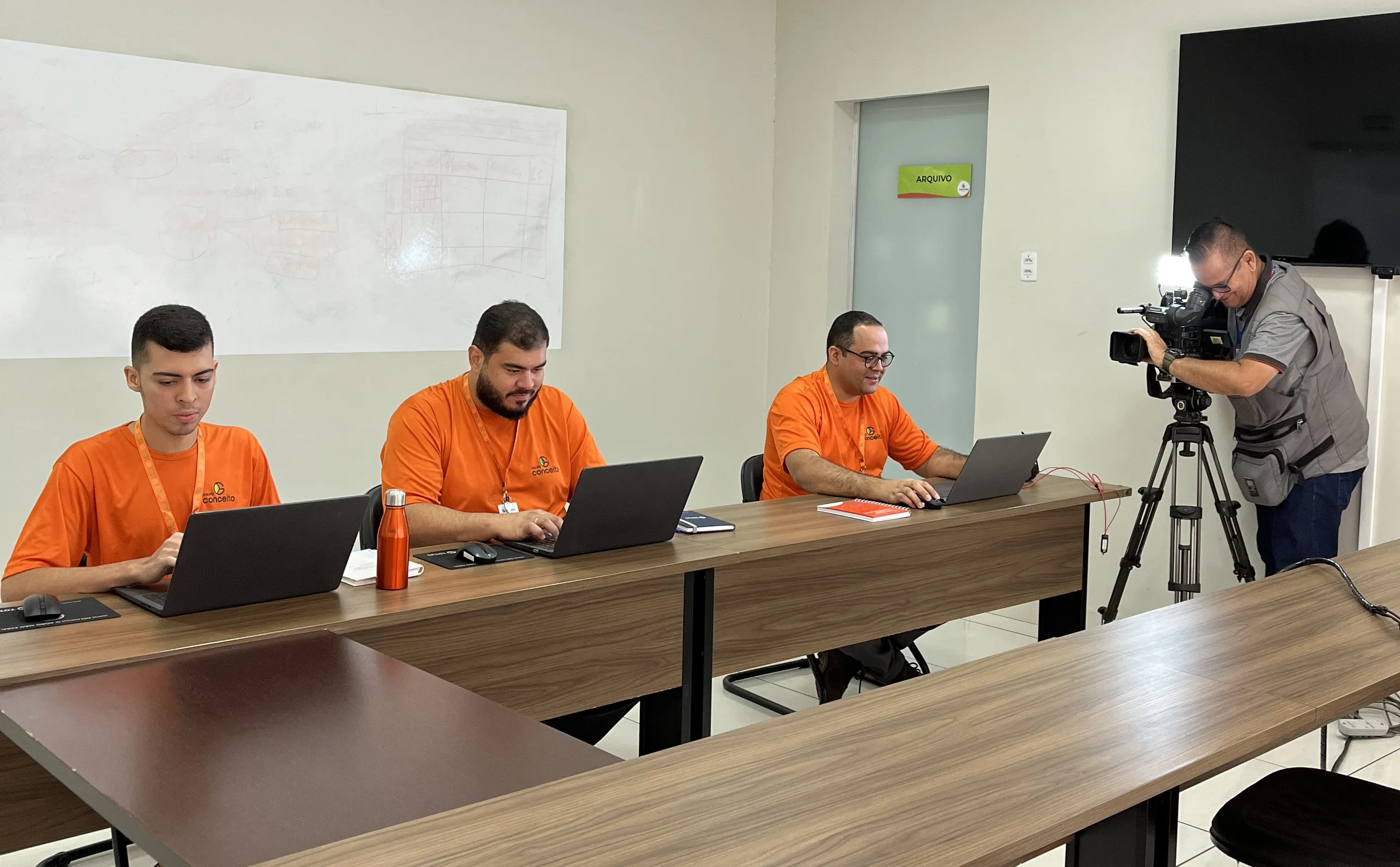 Colaboradores do Grupo Conceito durante gravação de reportagem da TV Anhanguera. 