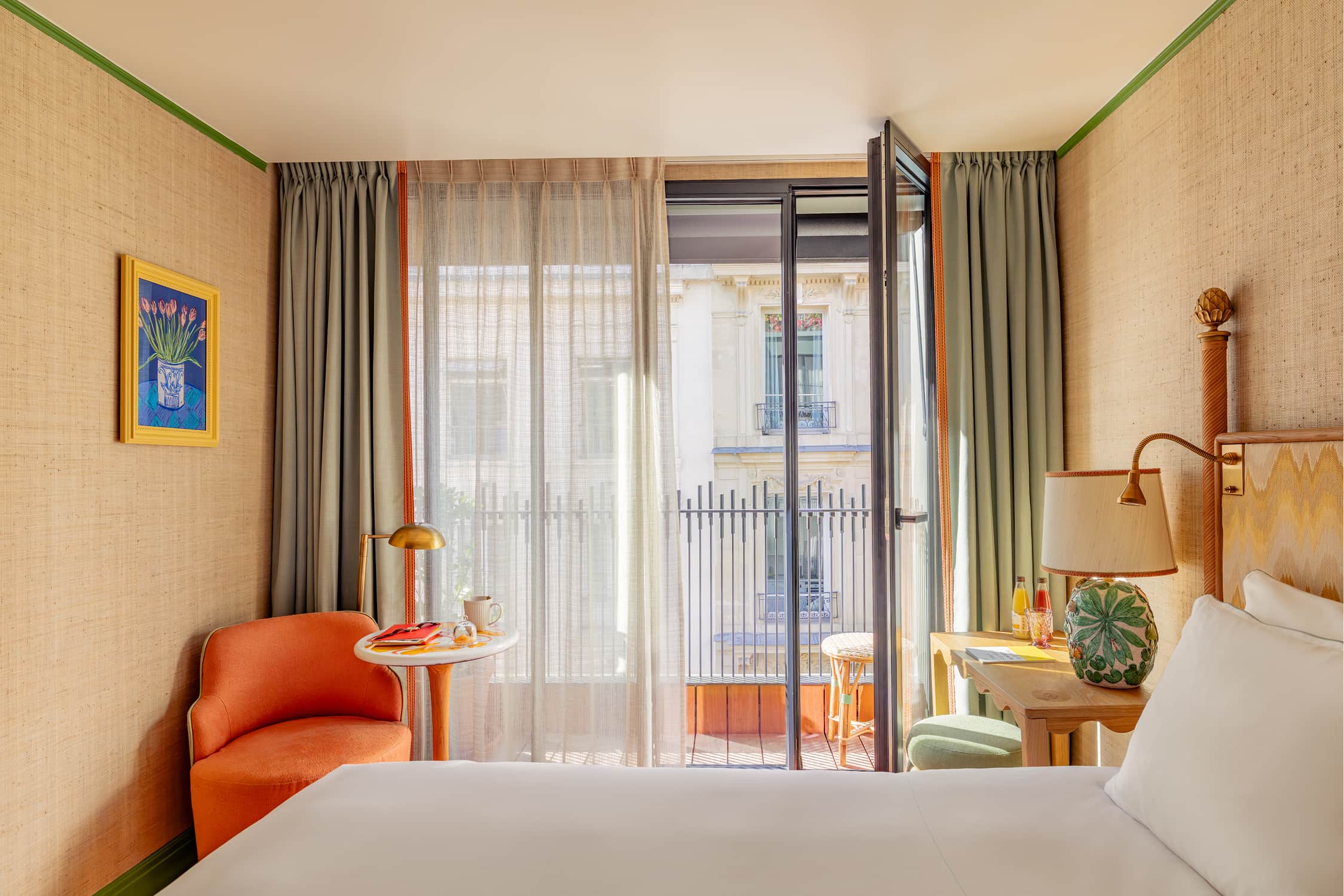 inside of comfort room with street views 