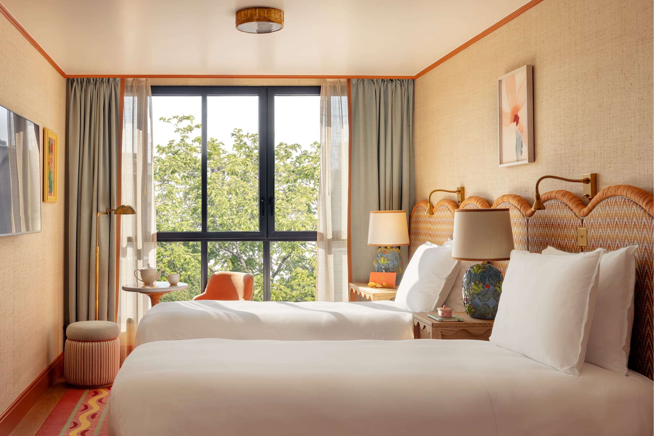detail of deluxe room with 2 beds