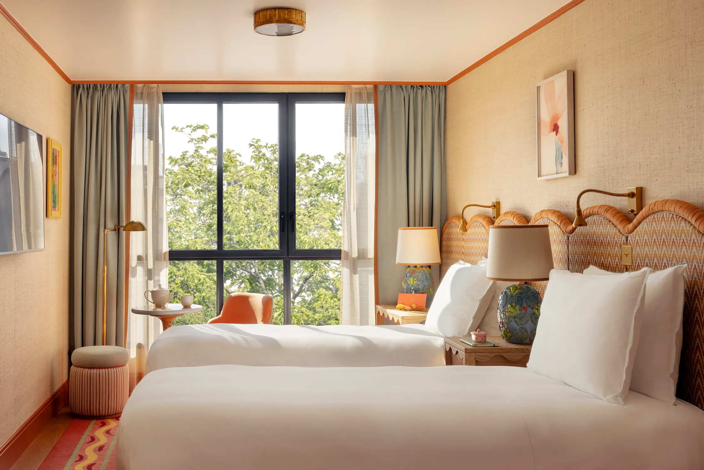 detail of deluxe room with 2 beds