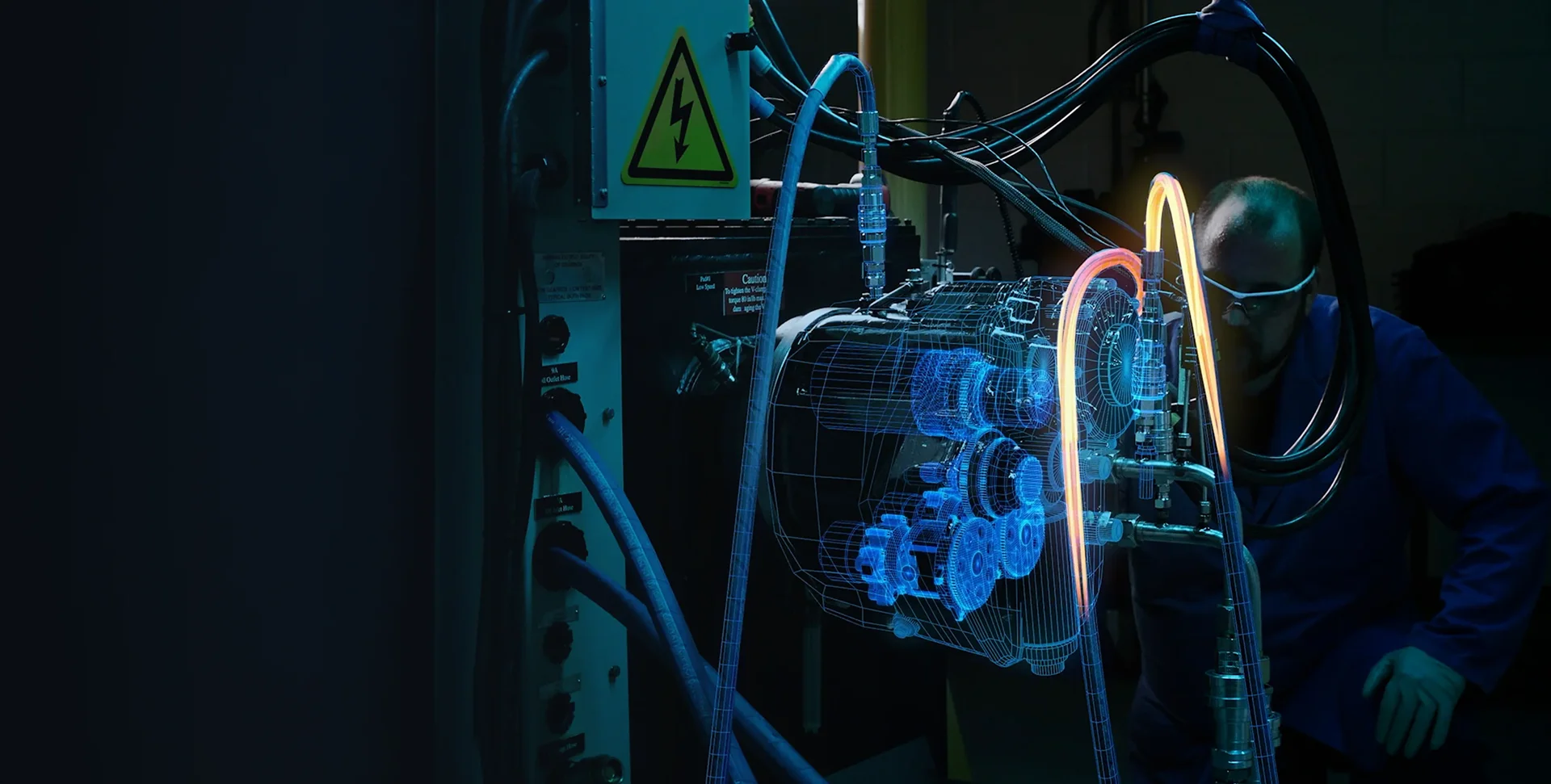 Technicus aan een verlichte installatie, uit de brandfilm voor Fokker Services