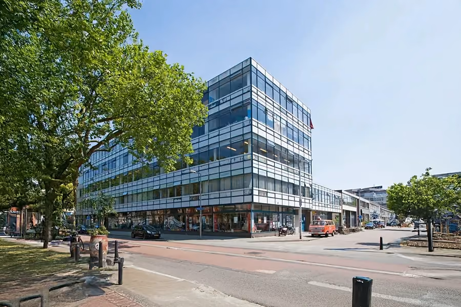 Straat met kantoorgebouw in Rotterdam